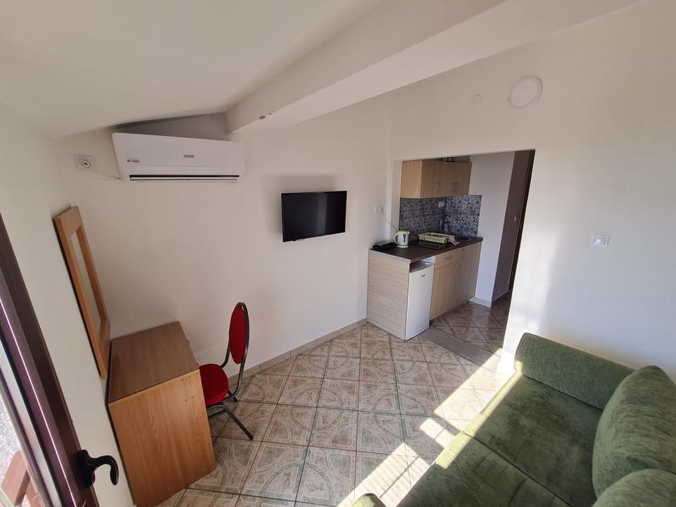 TV and multimedia, Kitchen or kitchenette, Living room