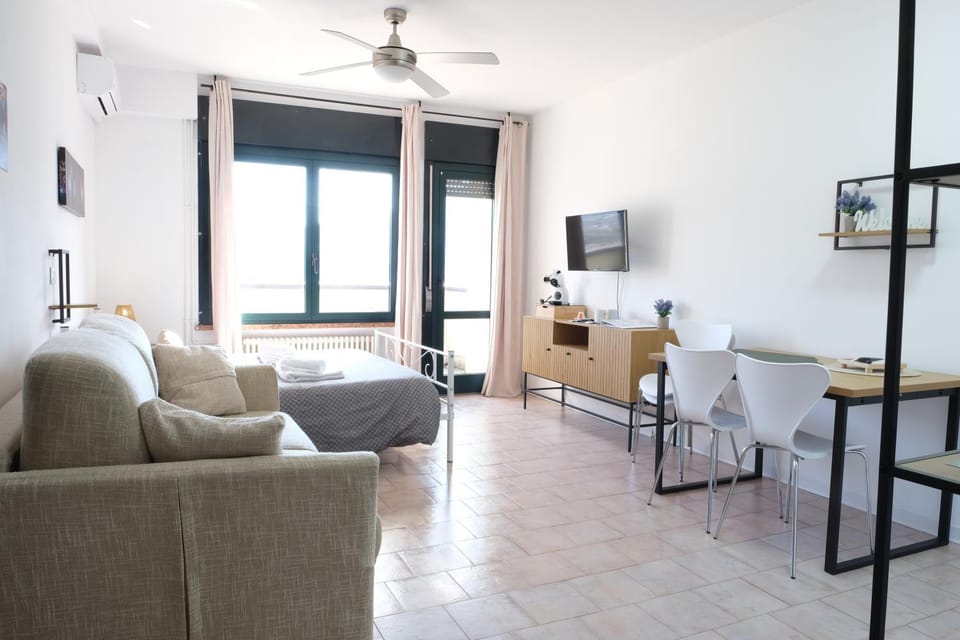 Bed, TV and multimedia, Living room, Seating area, Dining area