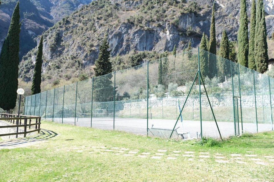 Garden, Tennis court