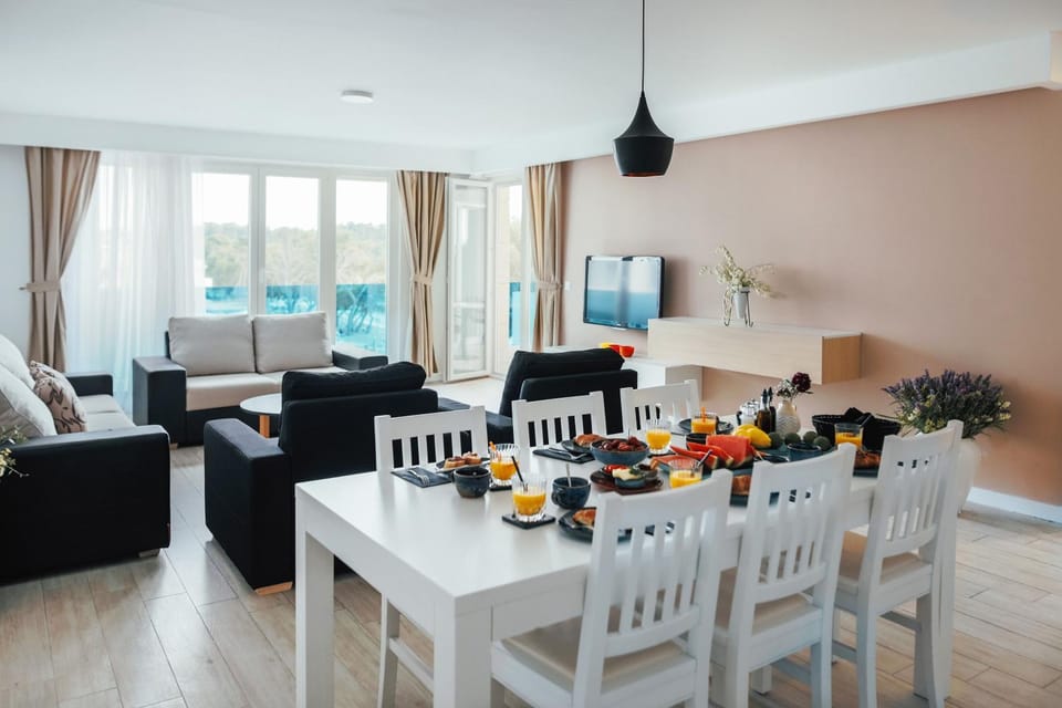 Living room, Dining area