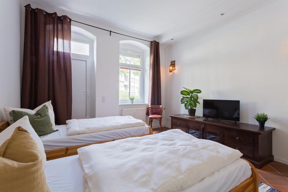 Bed, TV and multimedia, Photo of the whole room, Bedroom