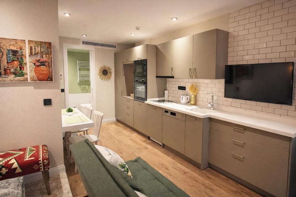 TV and multimedia, Kitchen or kitchenette, Seating area, oven, stove