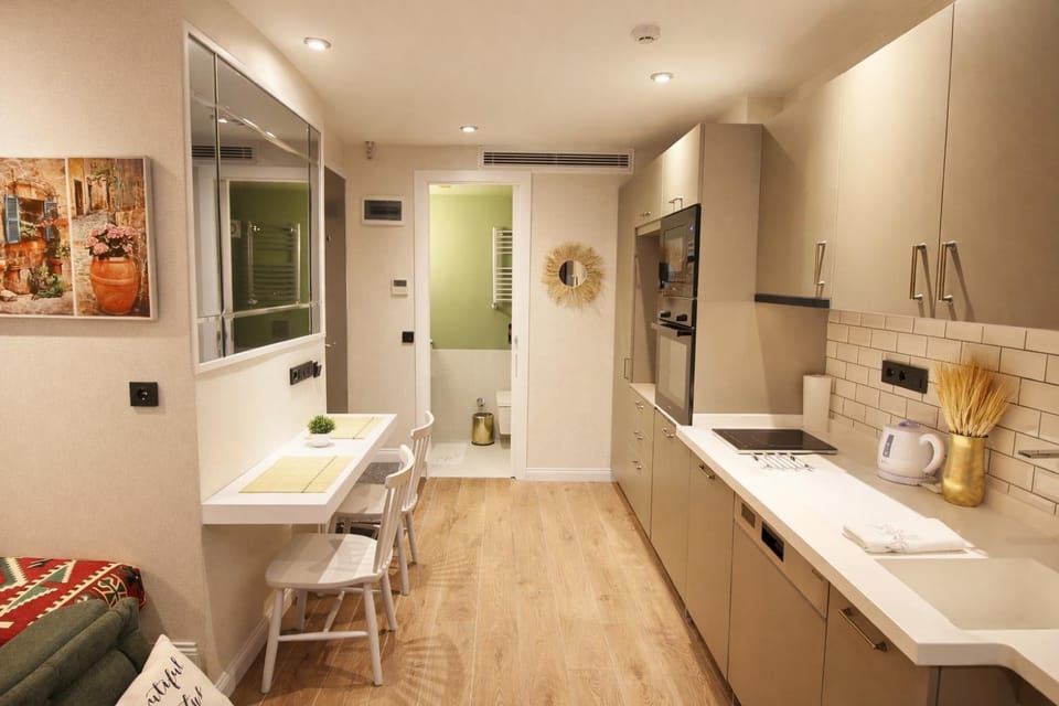 Kitchen or kitchenette, Dining area
