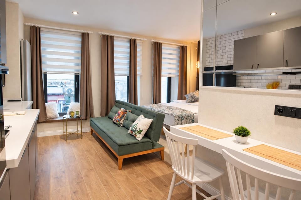 TV and multimedia, Seating area, Bedroom, air conditioner