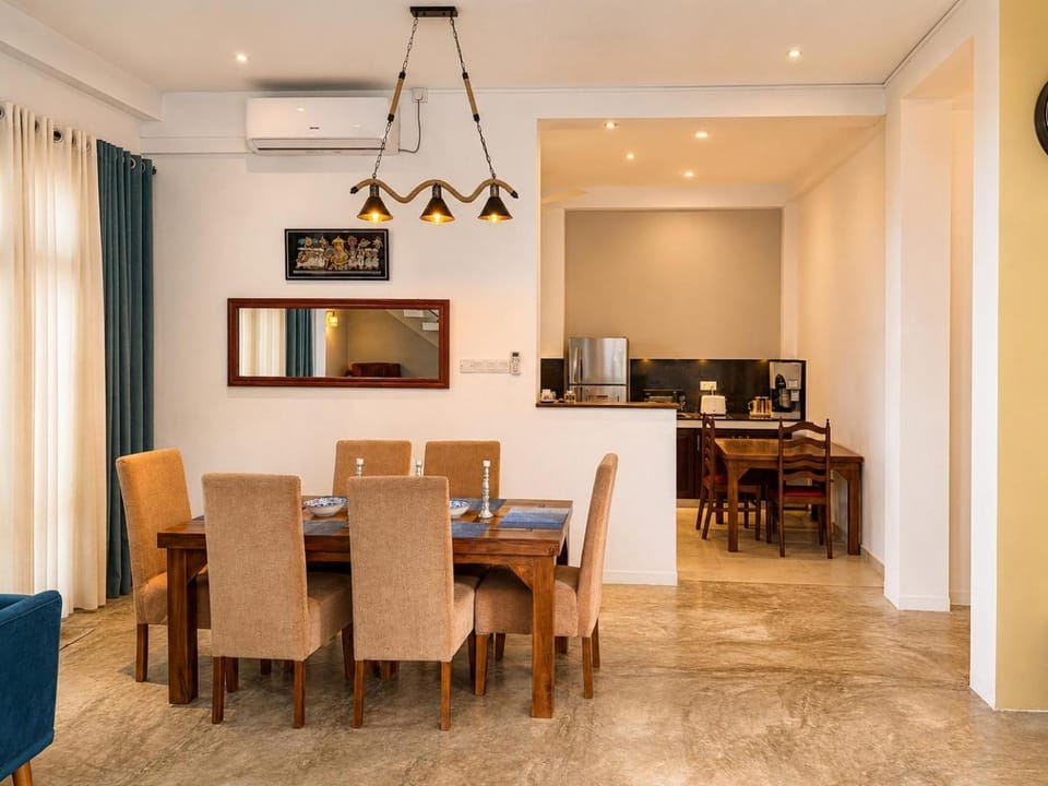 Coffee/tea facilities, Kitchen or kitchenette, Living room, Dining area
