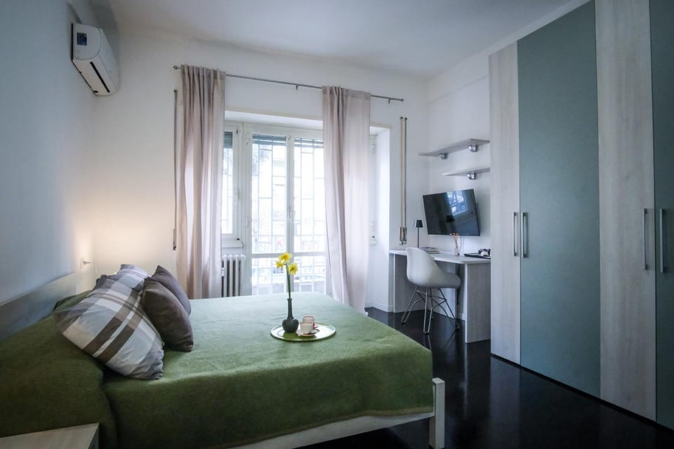 Bed, TV and multimedia, Photo of the whole room, Bedroom