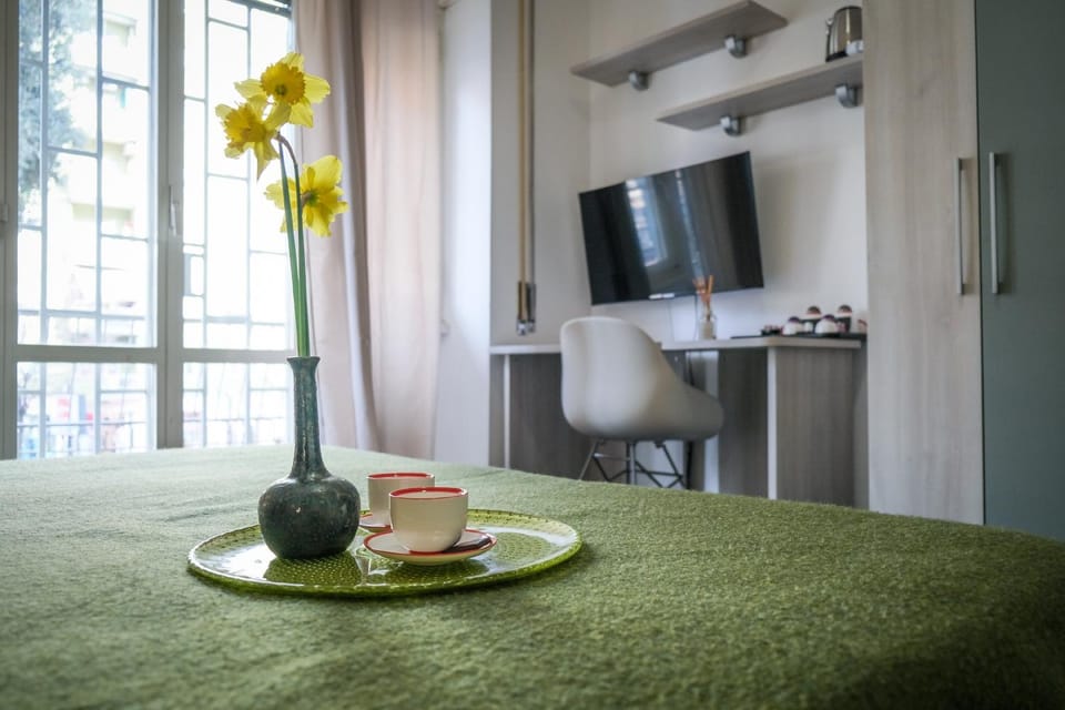 Bed, TV and multimedia, Photo of the whole room, Bedroom