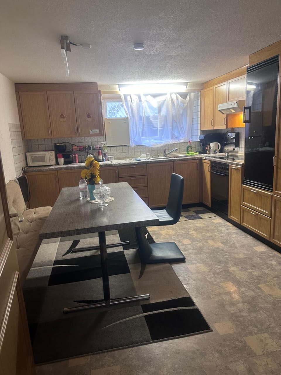 Kitchen or kitchenette, Dining area