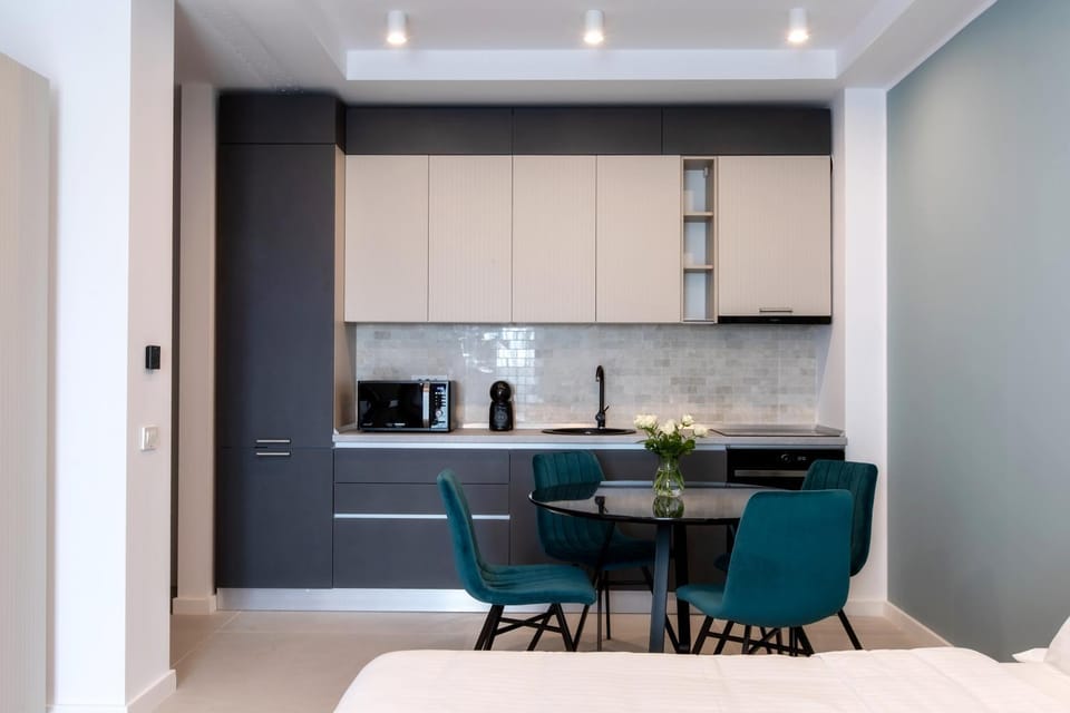Kitchen or kitchenette, Dining area