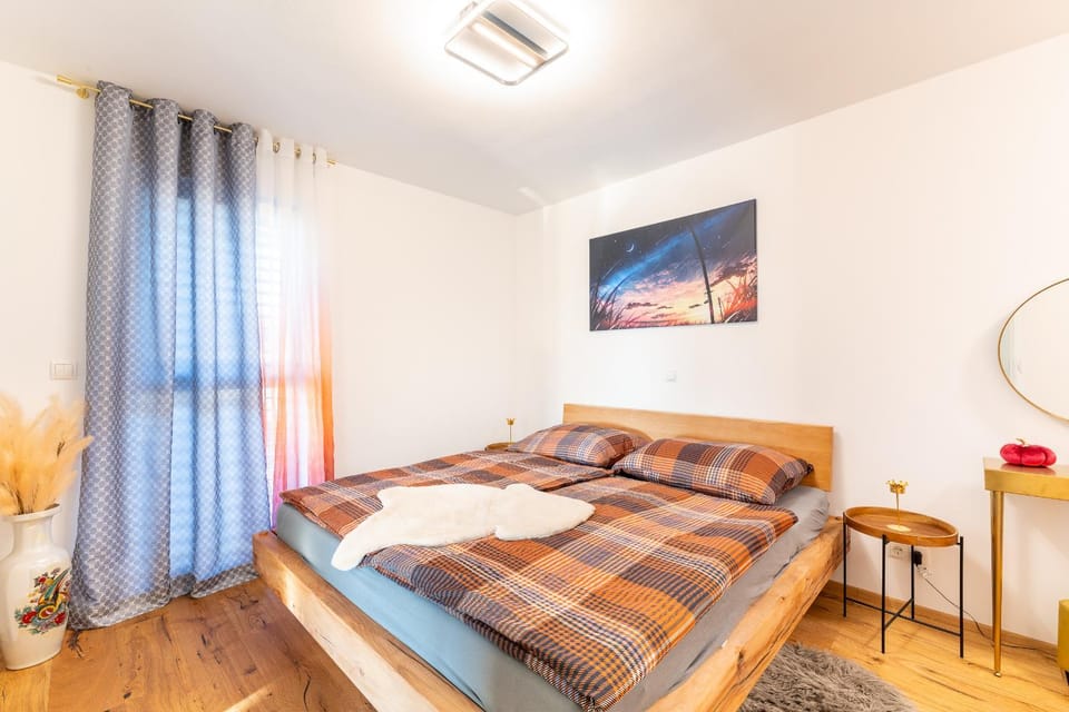Bed, Photo of the whole room, towels