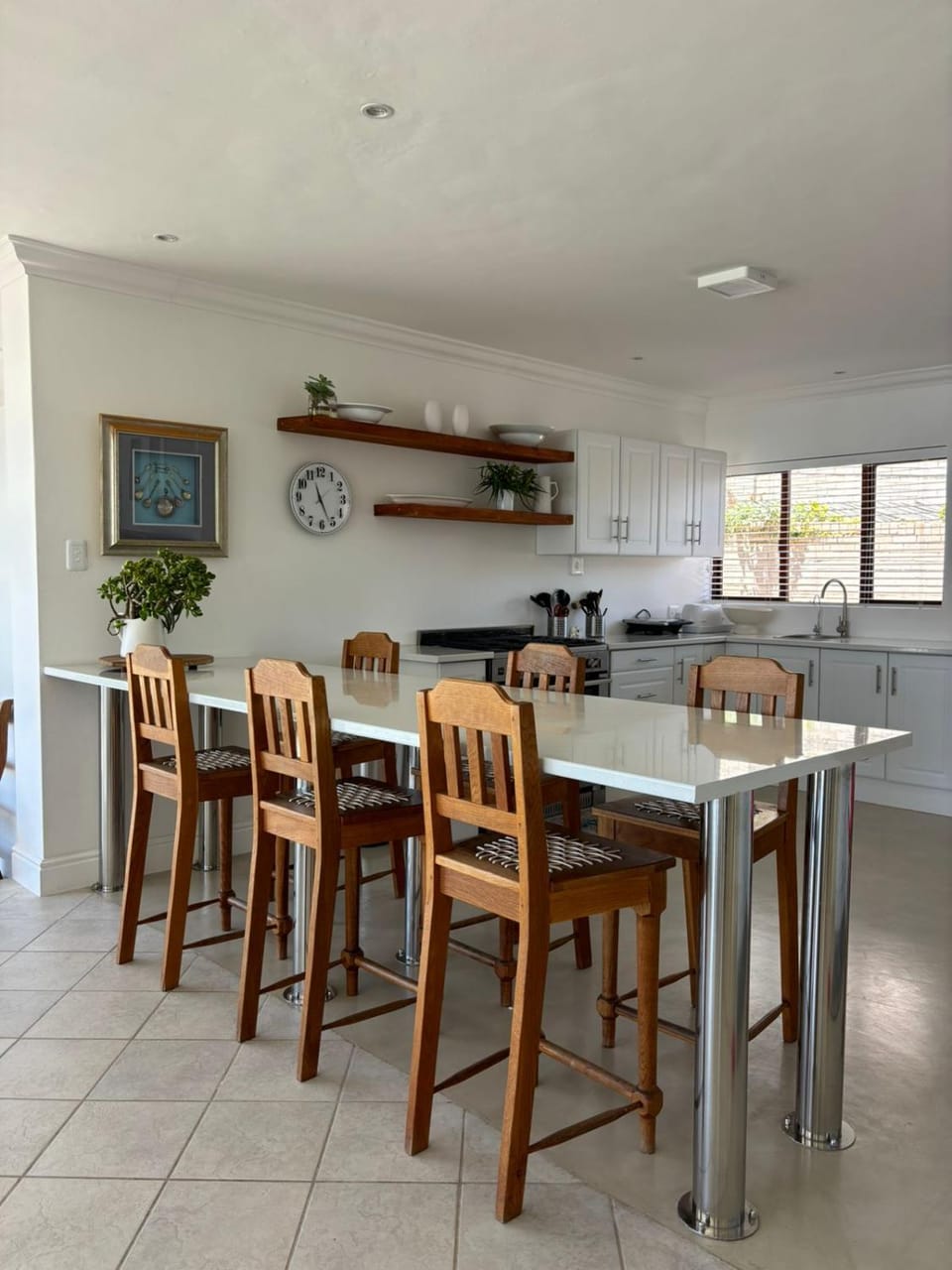Kitchen or kitchenette, Seating area, Dining area