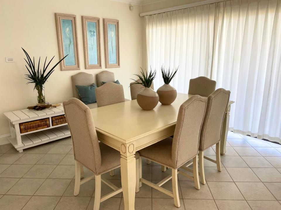 Seating area, Dining area