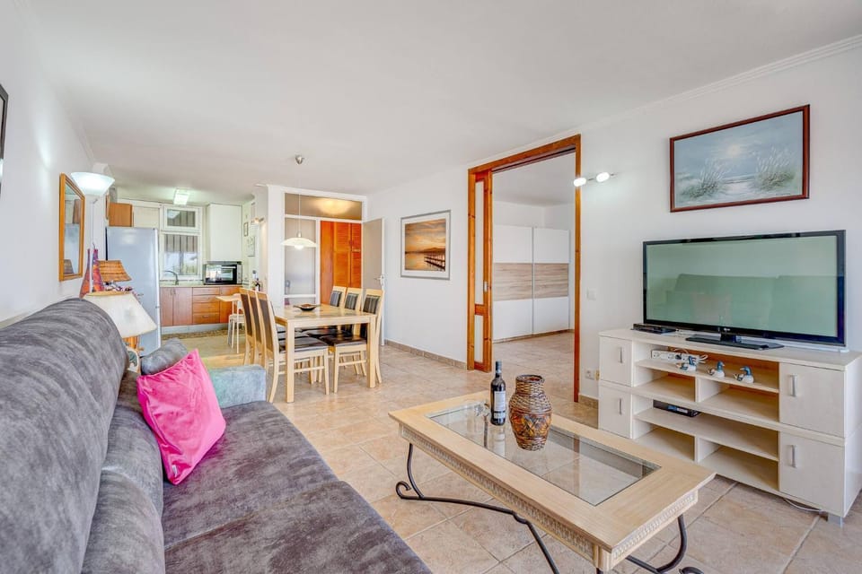 TV and multimedia, Living room, Seating area, Dining area