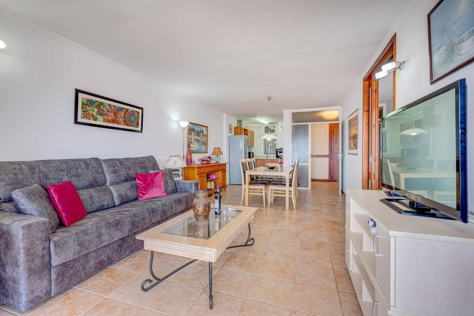 Restaurant/places to eat, TV and multimedia, Living room, Seating area, Dining area