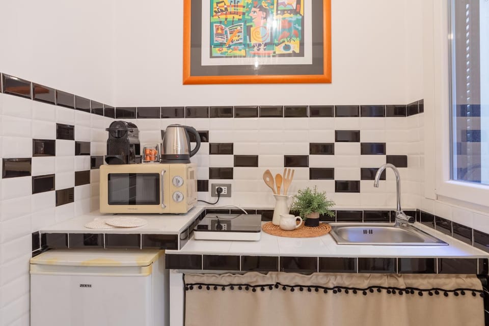 Kitchen or kitchenette, minibar, stove