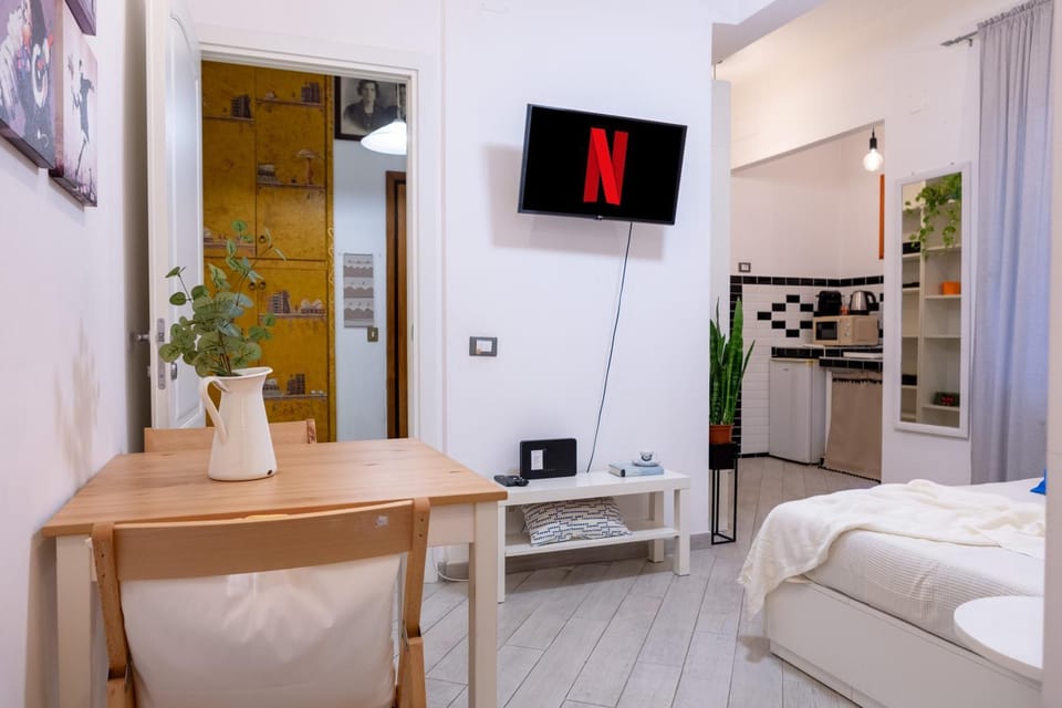 Communal lounge/ TV room, Bed, TV and multimedia, Photo of the whole room, Seating area, Evening entertainment, Bedroom
