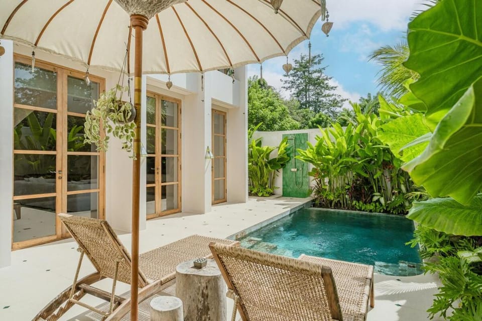 Pool view, Swimming pool, sunbed