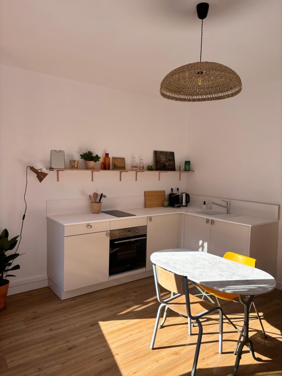 Coffee/tea facilities, Kitchen or kitchenette, oven, stove