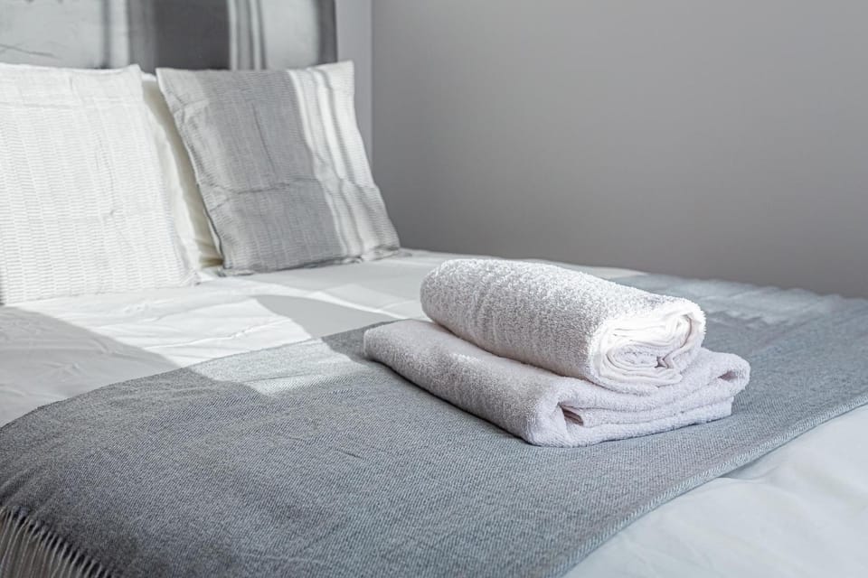 Bed, Bedroom, towels