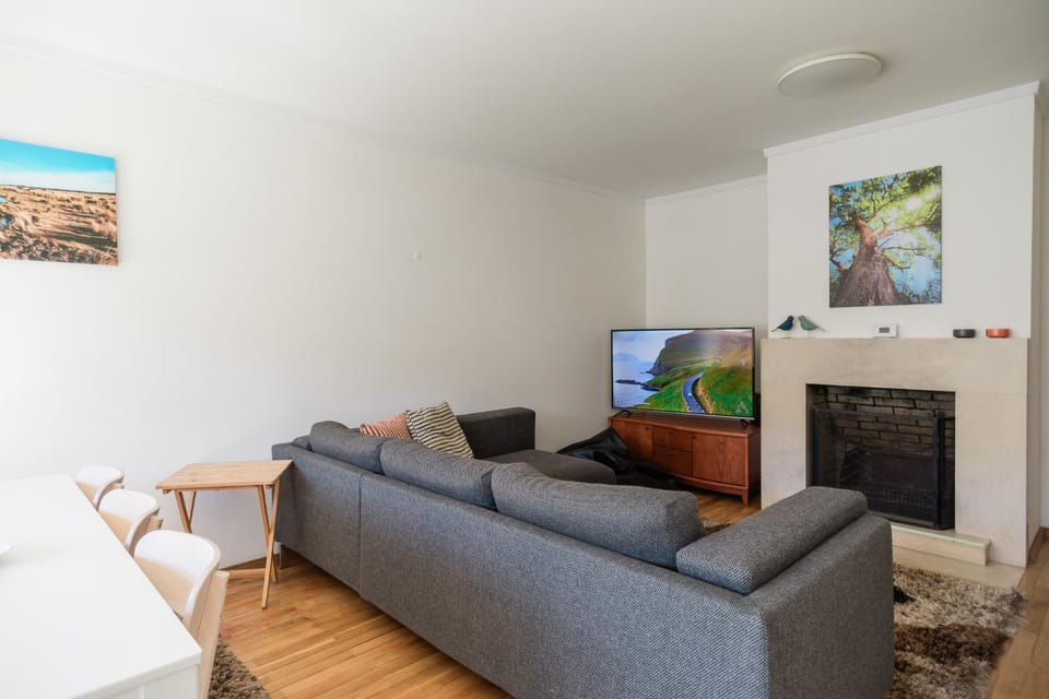 TV and multimedia, Living room, Seating area, Evening entertainment
