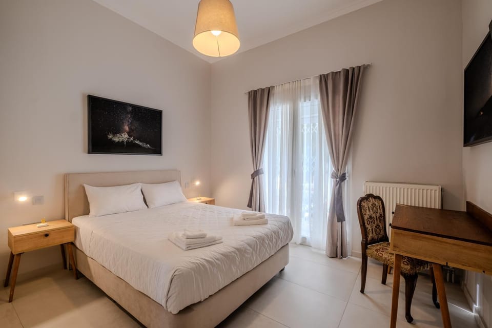 Bed, Photo of the whole room, Decorative detail, Bedroom, air conditioner, air conditioner