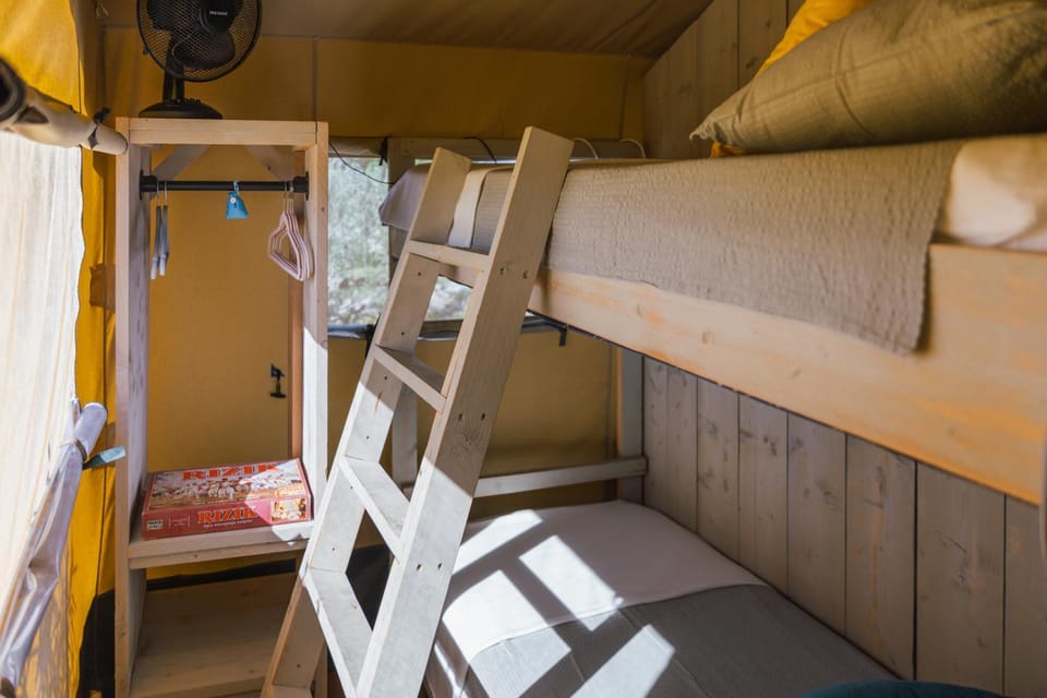 Living room, Seating area, bunk bed