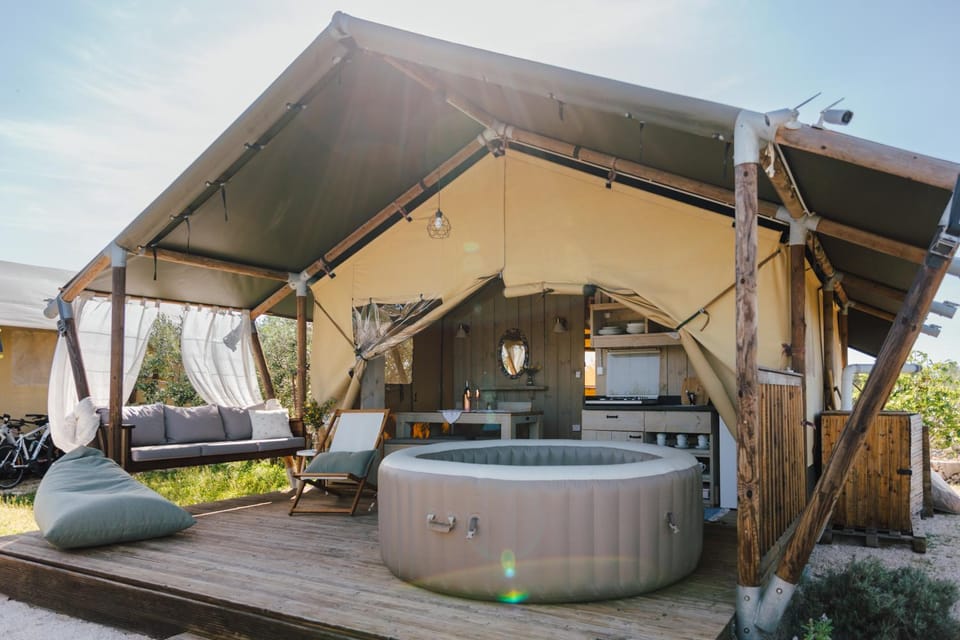 Patio, Day, Natural landscape, Hot Tub