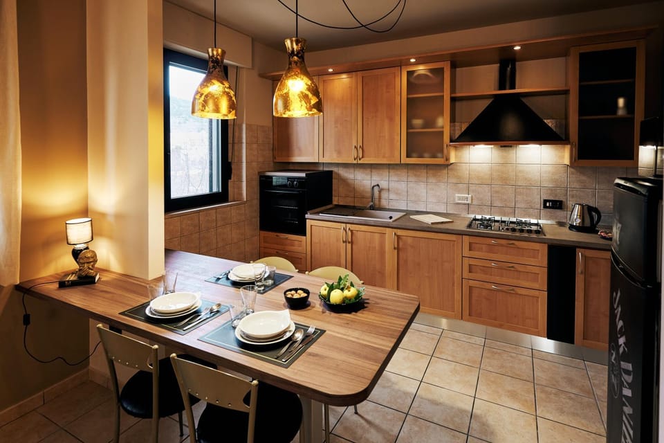 Coffee/tea facilities, Kitchen or kitchenette, Decorative detail, Dining area, Food, City view, City view, Street view, Street view, Family, Quiet street view, furniture, heating, internet, oven, pet friendly, stove, toaster, washing machine, kitchen, air conditioner