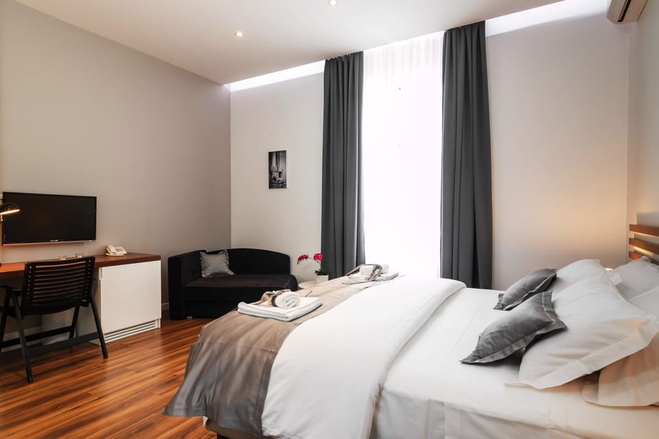 Bed, TV and multimedia, Bedroom