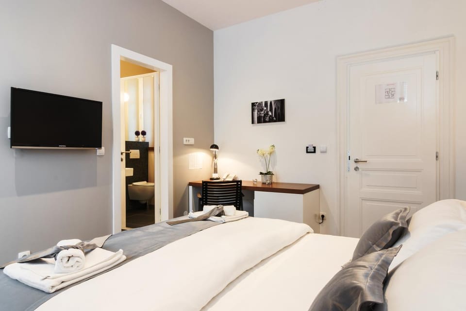 Bed, TV and multimedia, Seating area, Bedroom