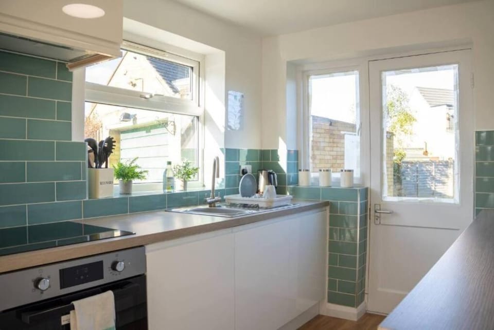 Kitchen or kitchenette, dishwasher, stove