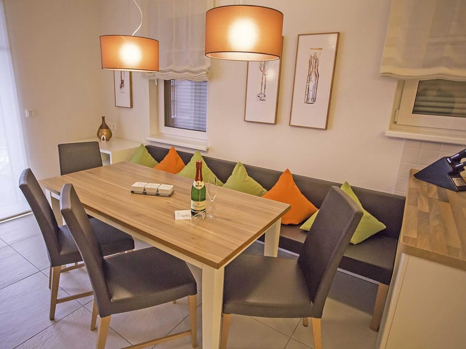 Kitchen or kitchenette, Living room, Seating area, Dining area