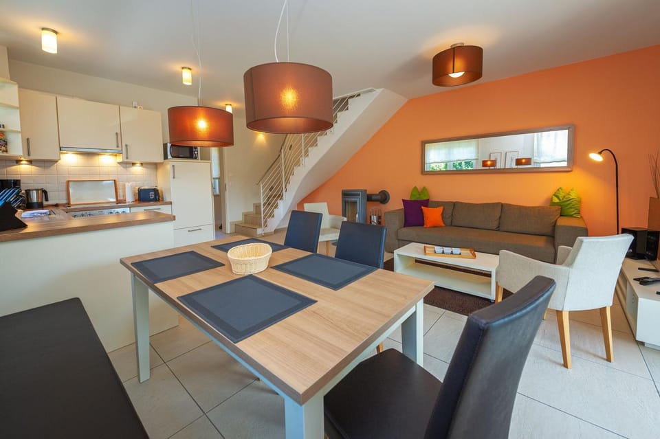 Kitchen or kitchenette, Living room, Seating area, Dining area