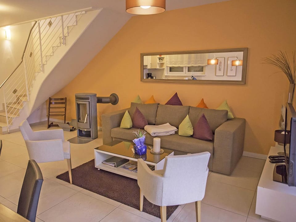 Kitchen or kitchenette, Living room, Seating area, Dining area