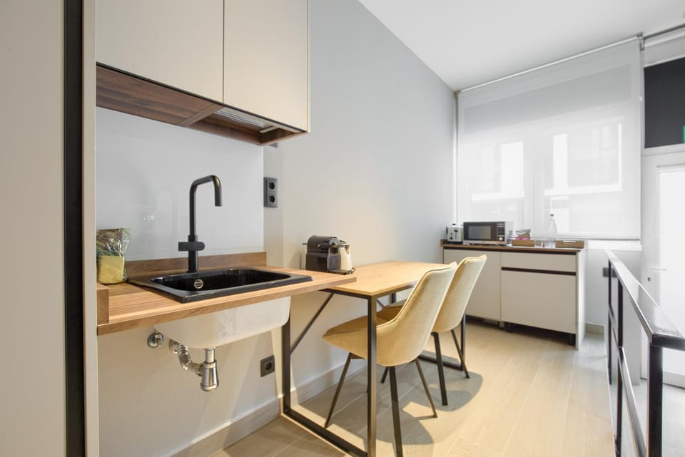 Coffee/tea facilities, Kitchen or kitchenette, Dining area, microwave