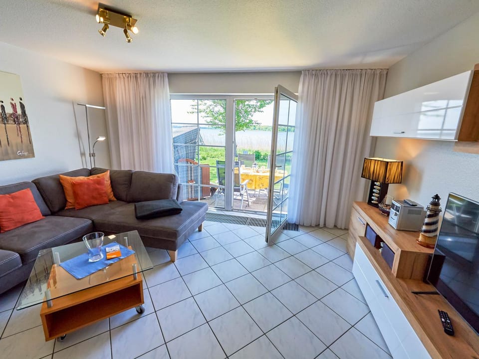 TV and multimedia, Balcony/Terrace, Living room, Seating area, Lake view