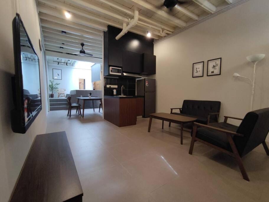 Heritage House 2BR with Dipping Pool in Town walkto Street Art 45 House in George Town