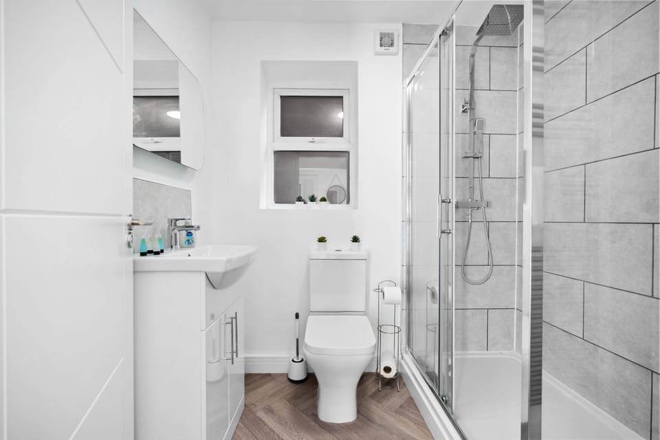 Shower, Toilet, Bathroom, towels