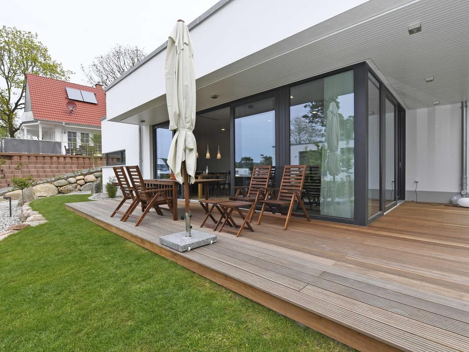 Property building, Patio, Garden, View (from property/room), Balcony/Terrace, Seating area, Dining area, Garden view, sunbed