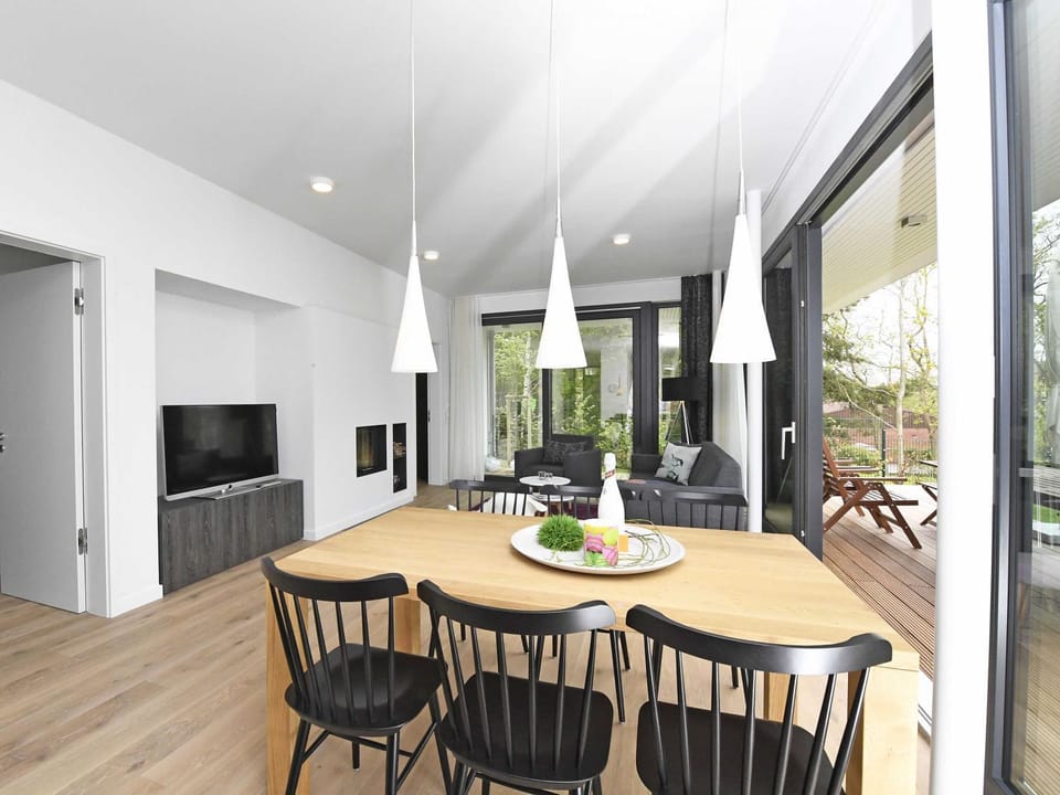 Communal lounge/ TV room, TV and multimedia, Living room, Seating area, Dining area, Evening entertainment