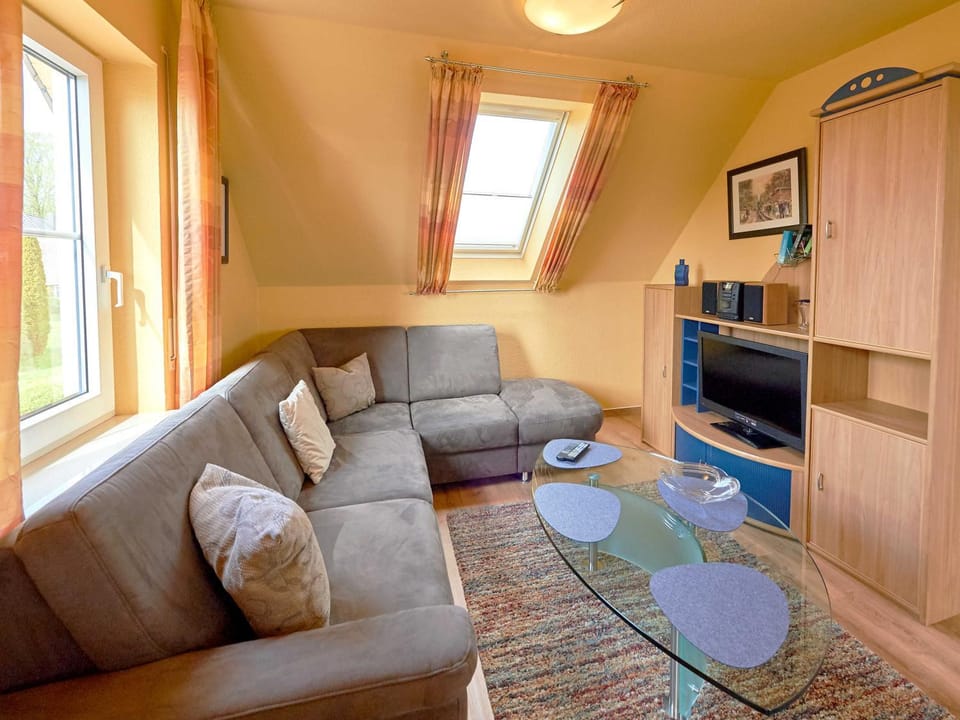 Communal lounge/ TV room, TV and multimedia, Living room, Seating area, Evening entertainment