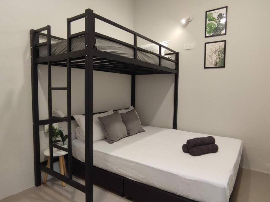 Heritage House 2BR with Dipping Pool in Town walkto Street Art 47 House in George Town