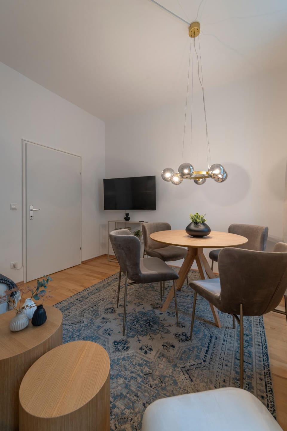TV and multimedia, Living room, Seating area, Dining area