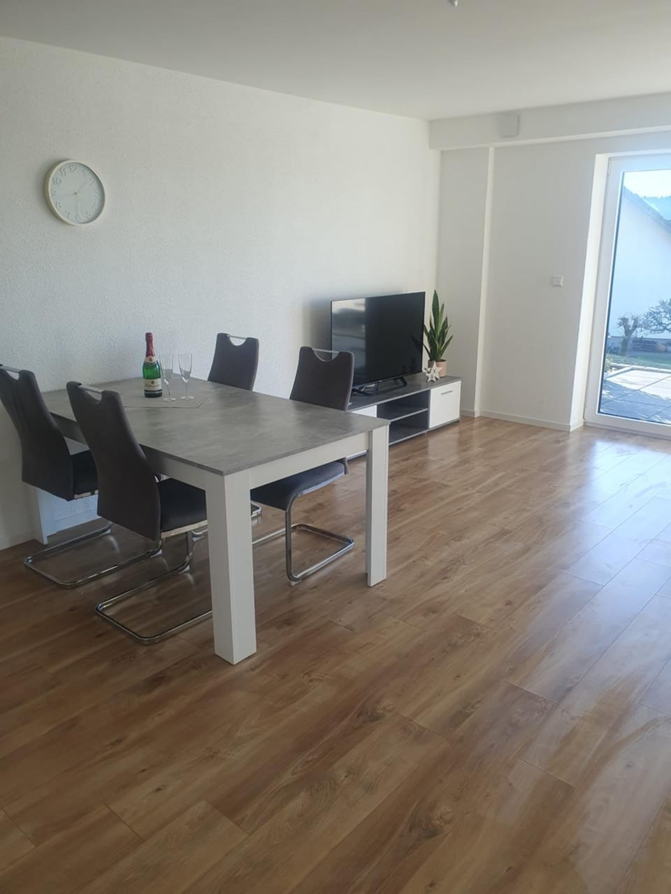 TV and multimedia, Dining area, Food