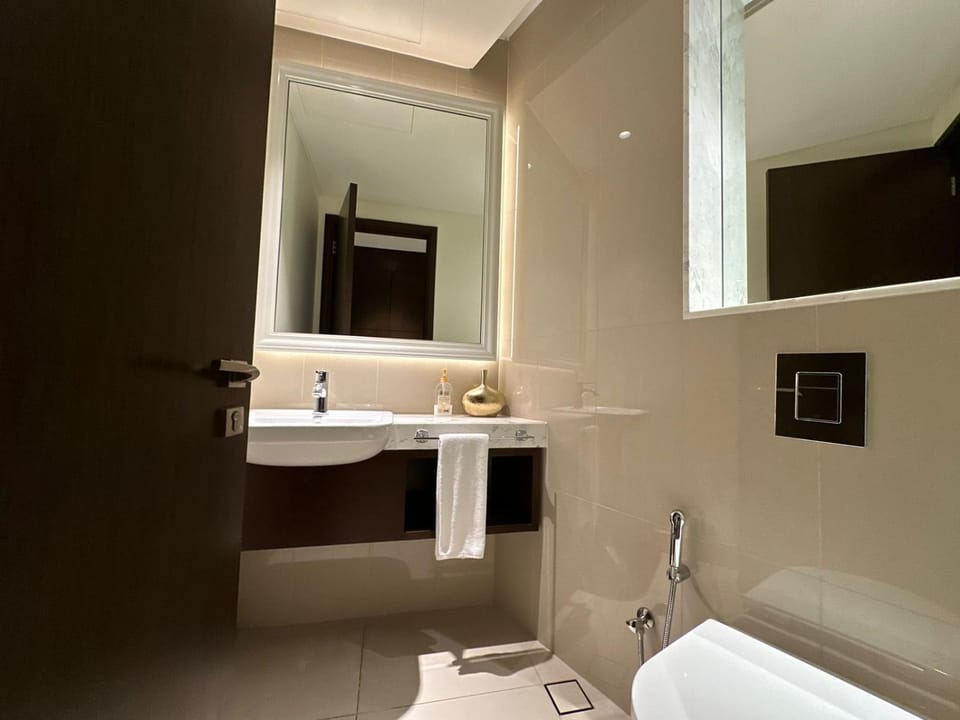 Toilet, towels