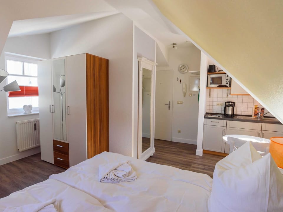 Bed, Kitchen or kitchenette, Photo of the whole room, Bedroom
