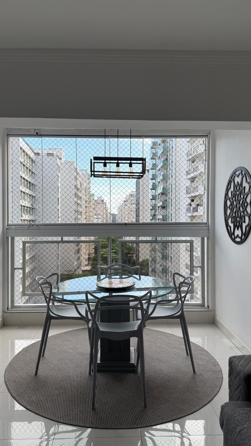 Lindo apartamento Guarujá Pitangueiras -3 Dormitórios 80 metros da praia Apartment in State of São Paulo