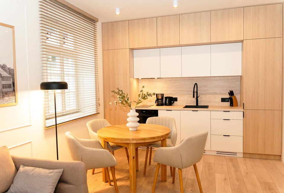 Coffee/tea facilities, Kitchen or kitchenette, Dining area, microwave, stove