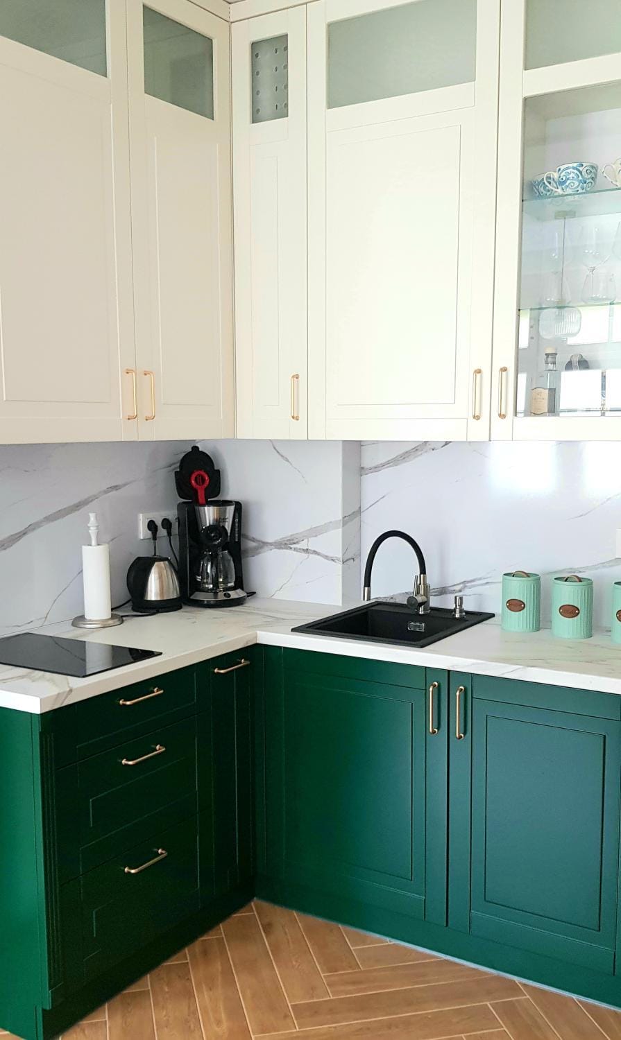 Coffee/tea facilities, Kitchen or kitchenette, stove