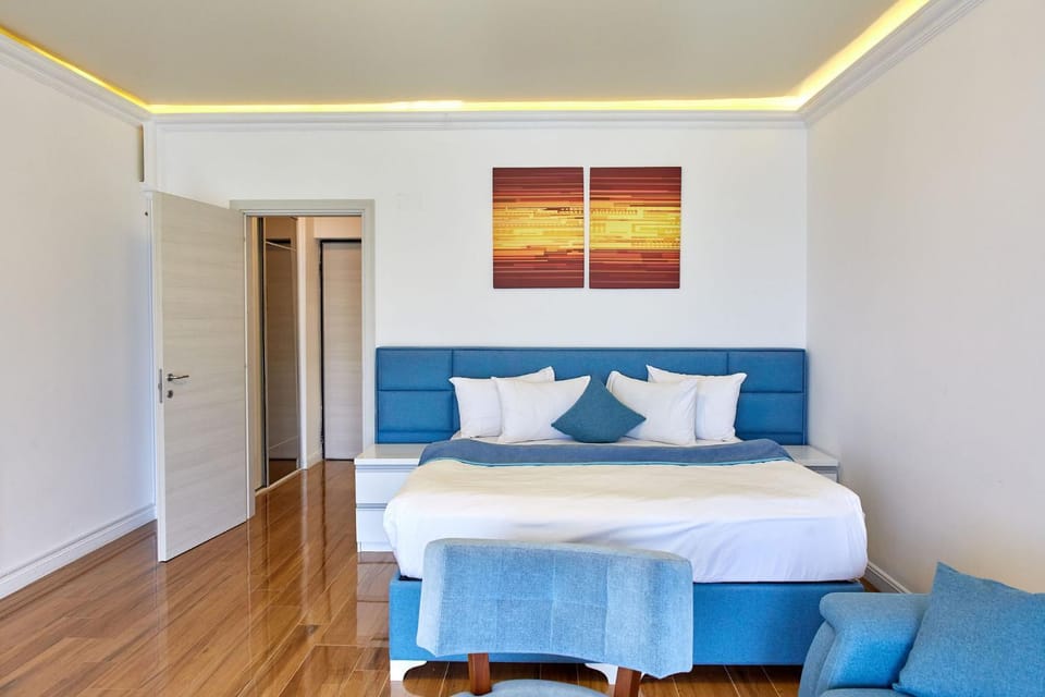 Bed, Photo of the whole room, Seating area
